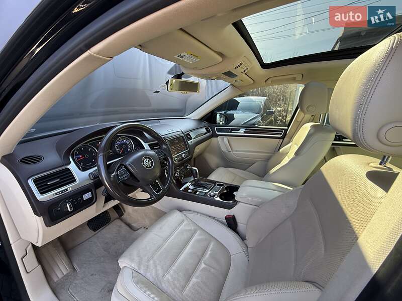 Внедорожник / Кроссовер Volkswagen Touareg 2016 в Львове