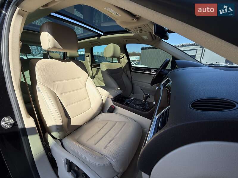 Внедорожник / Кроссовер Volkswagen Touareg 2016 в Львове