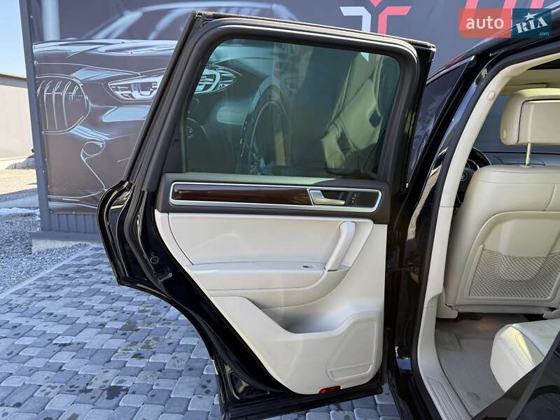 Внедорожник / Кроссовер Volkswagen Touareg 2016 в Львове