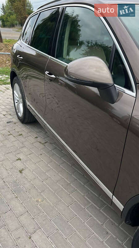 Позашляховик / Кросовер Volkswagen Touareg 2010 в Новоселиці