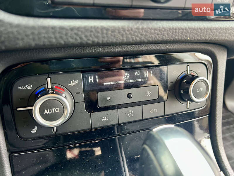 Внедорожник / Кроссовер Volkswagen Touareg 2010 в Черновцах