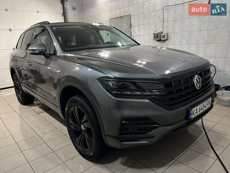 Позашляховик / Кросовер Volkswagen Touareg 2018 в Києві