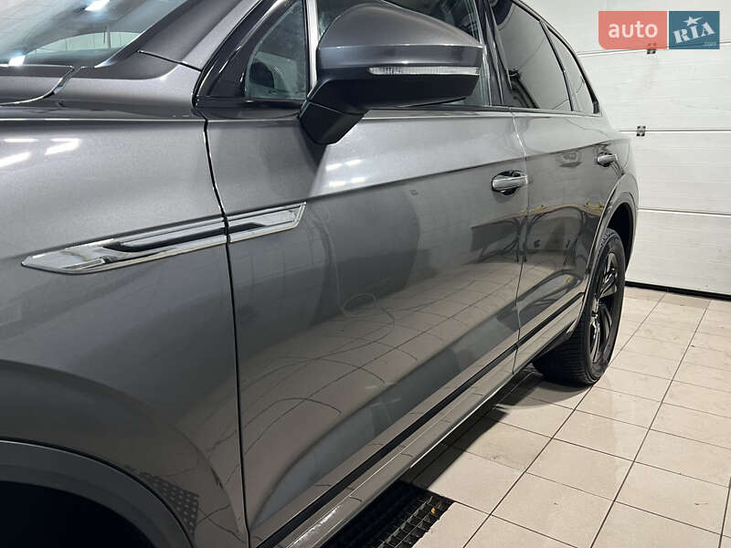 Позашляховик / Кросовер Volkswagen Touareg 2018 в Києві