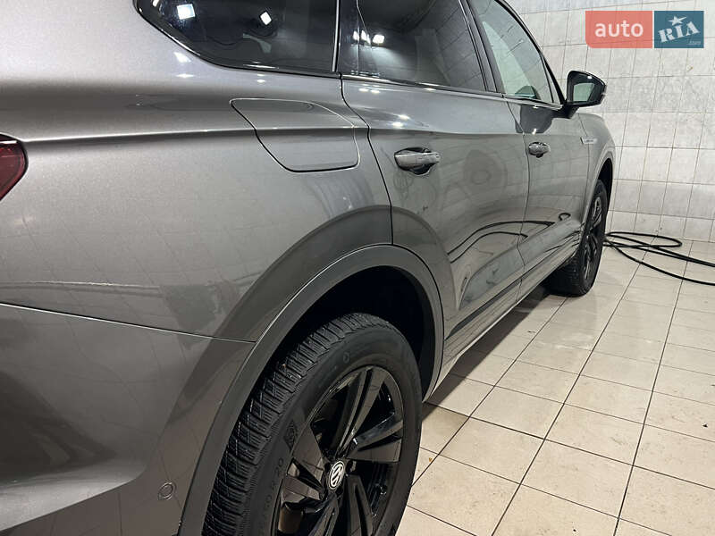 Позашляховик / Кросовер Volkswagen Touareg 2018 в Києві