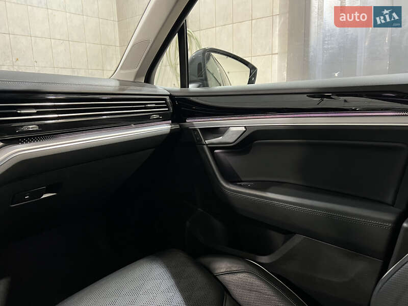 Позашляховик / Кросовер Volkswagen Touareg 2018 в Києві