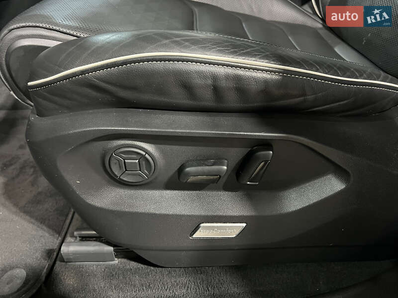 Позашляховик / Кросовер Volkswagen Touareg 2018 в Києві