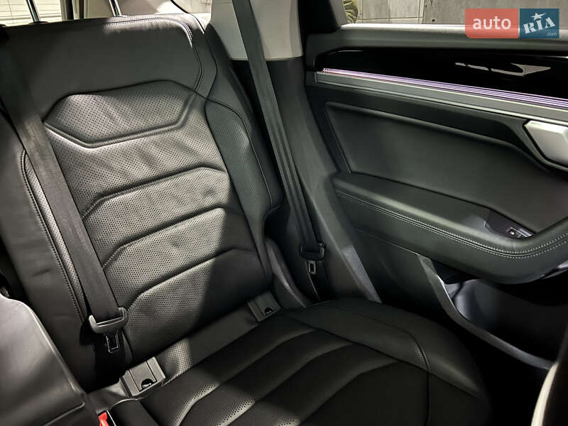 Позашляховик / Кросовер Volkswagen Touareg 2018 в Києві