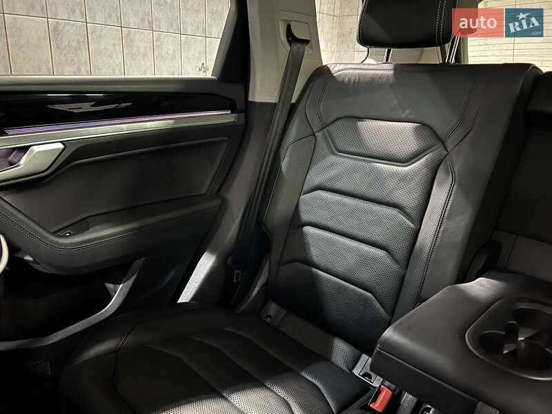 Позашляховик / Кросовер Volkswagen Touareg 2018 в Києві