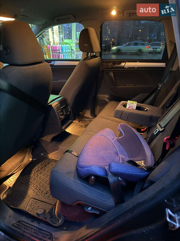 Позашляховик / Кросовер Volkswagen Touareg 2012 в Києві