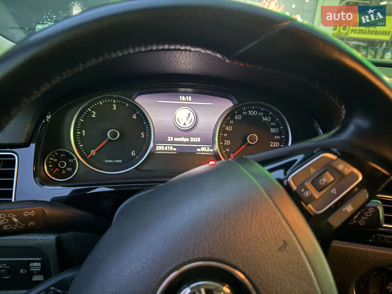 Позашляховик / Кросовер Volkswagen Touareg 2012 в Києві