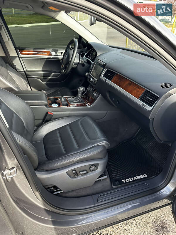 Внедорожник / Кроссовер Volkswagen Touareg 2012 в Харькове