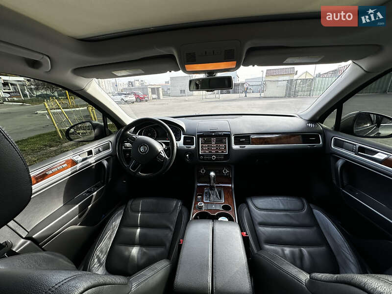 Внедорожник / Кроссовер Volkswagen Touareg 2012 в Харькове
