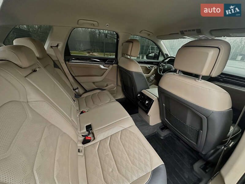 Внедорожник / Кроссовер Volkswagen Touareg 2020 в Киеве