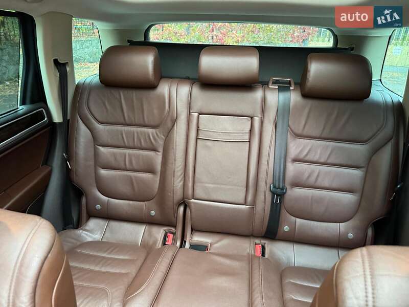 Позашляховик / Кросовер Volkswagen Touareg 2013 в Полтаві