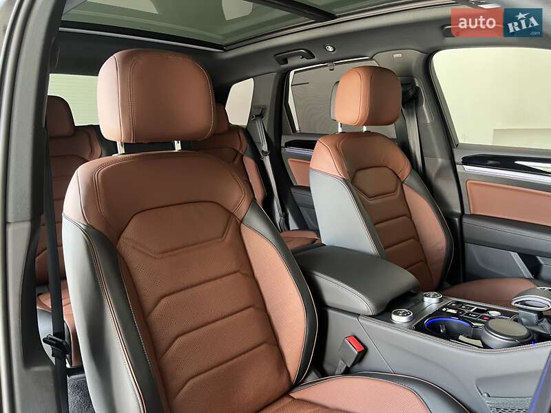 Позашляховик / Кросовер Volkswagen Touareg 2024 в Києві