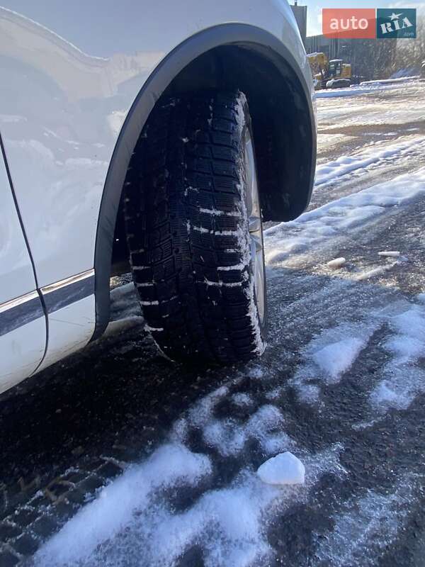 Внедорожник / Кроссовер Volkswagen Touareg 2014 в Львове