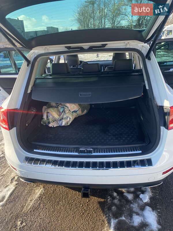 Внедорожник / Кроссовер Volkswagen Touareg 2014 в Львове