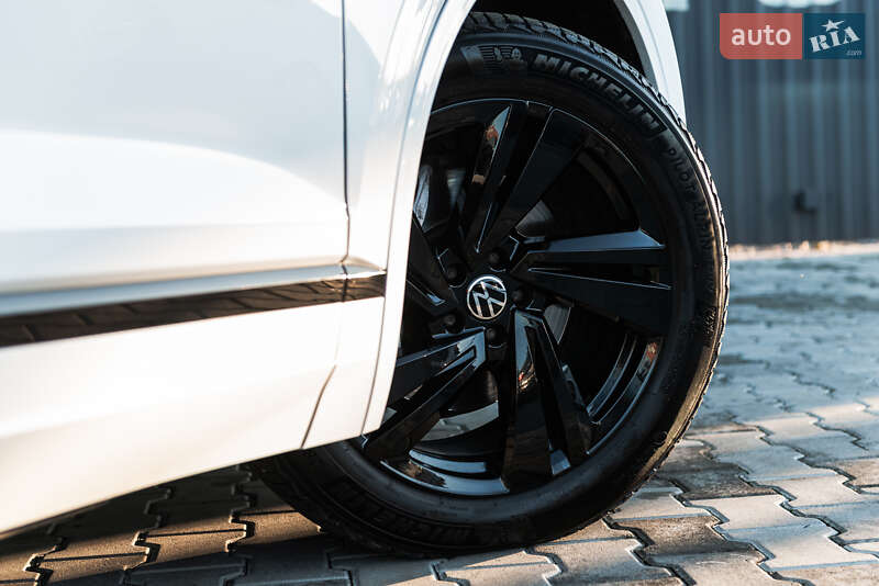 Внедорожник / Кроссовер Volkswagen Touareg 2019 в Мукачево