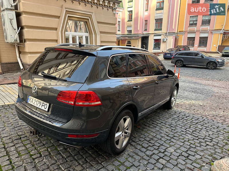 Позашляховик / Кросовер Volkswagen Touareg 2011 в Києві