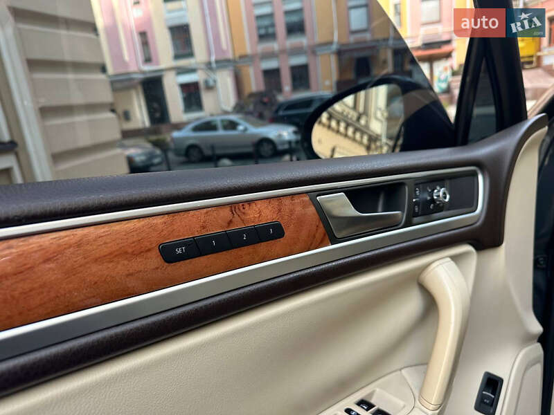 Позашляховик / Кросовер Volkswagen Touareg 2011 в Києві