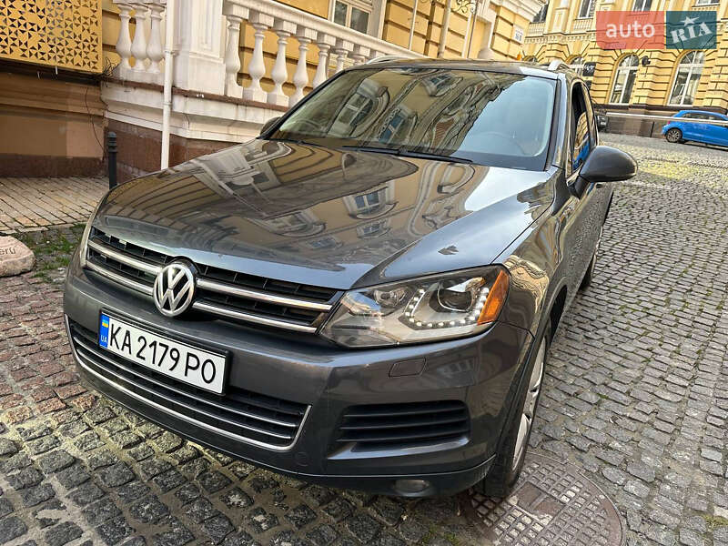 Позашляховик / Кросовер Volkswagen Touareg 2011 в Києві