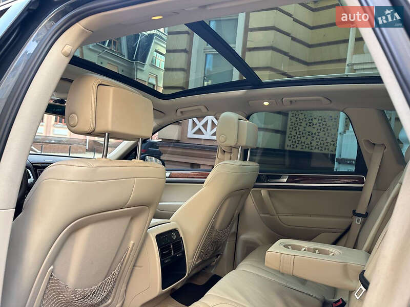 Позашляховик / Кросовер Volkswagen Touareg 2011 в Києві
