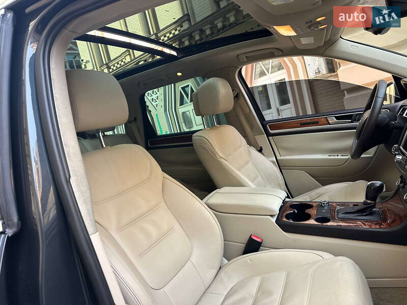 Позашляховик / Кросовер Volkswagen Touareg 2011 в Києві