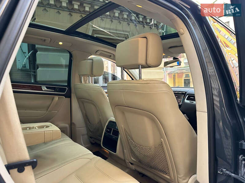 Позашляховик / Кросовер Volkswagen Touareg 2011 в Києві