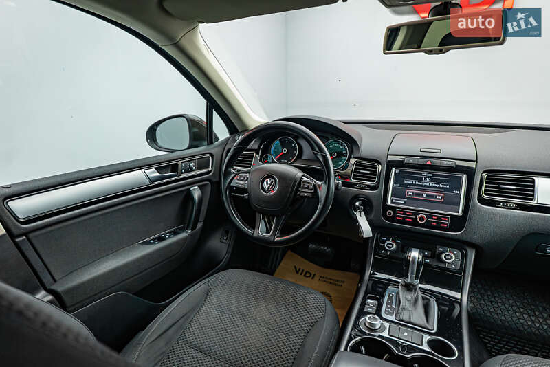 Позашляховик / Кросовер Volkswagen Touareg 2015 в Києві