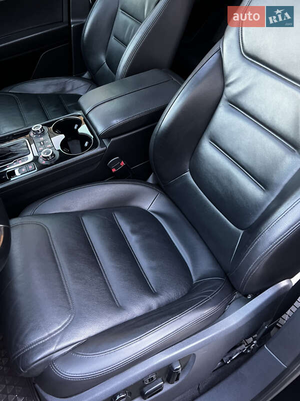 Внедорожник / Кроссовер Volkswagen Touareg 2013 в Бердичеве