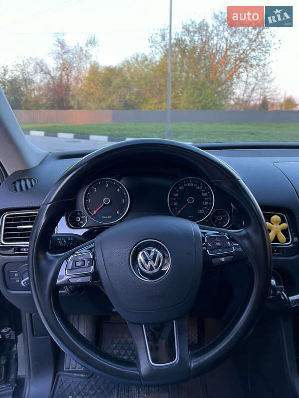 Внедорожник / Кроссовер Volkswagen Touareg 2013 в Бердичеве