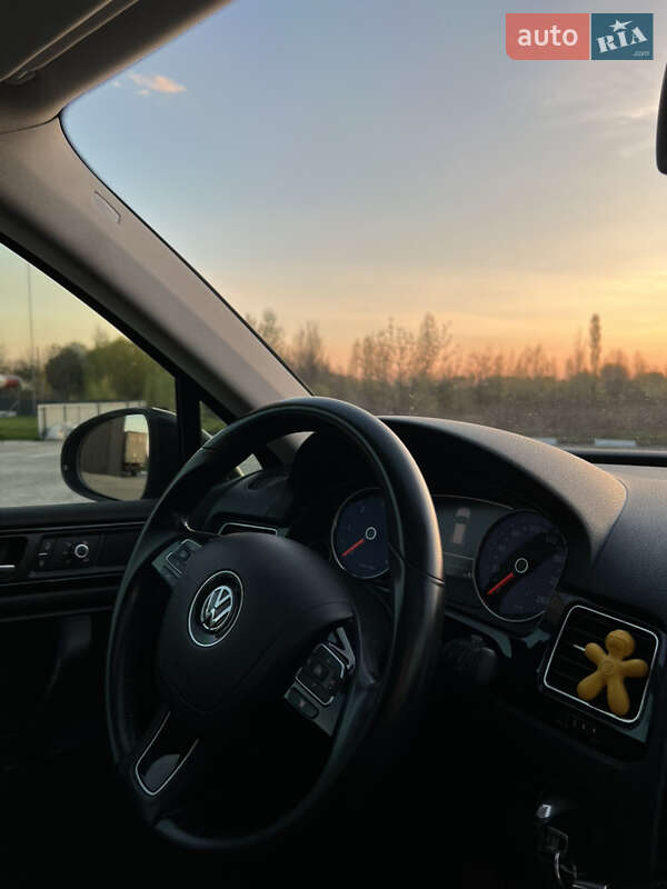 Внедорожник / Кроссовер Volkswagen Touareg 2013 в Бердичеве