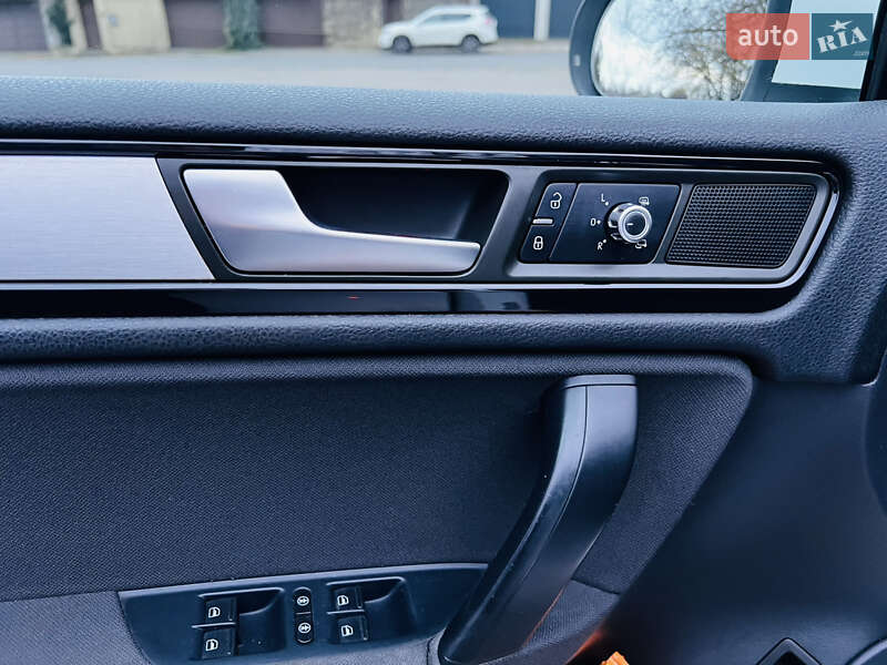 Внедорожник / Кроссовер Volkswagen Touareg 2013 в Одессе