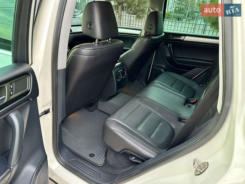 Внедорожник / Кроссовер Volkswagen Touareg 2010 в Киеве