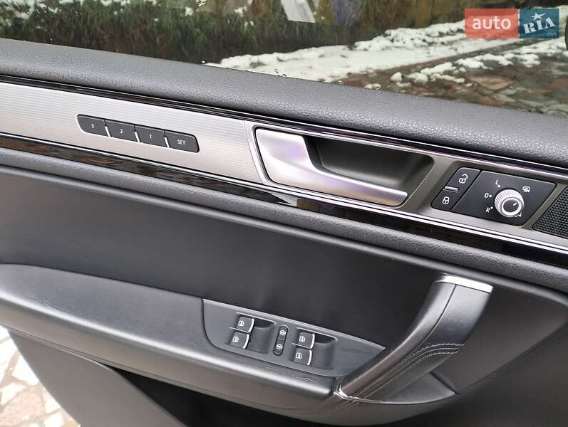 Позашляховик / Кросовер Volkswagen Touareg 2016 в Рівному