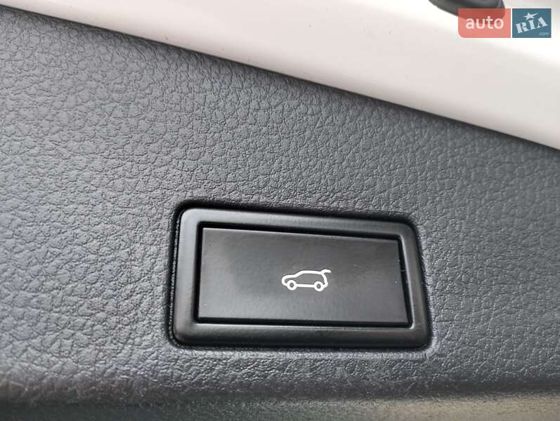 Позашляховик / Кросовер Volkswagen Touareg 2016 в Рівному