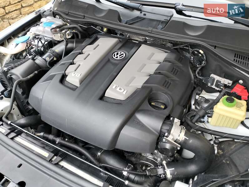 Позашляховик / Кросовер Volkswagen Touareg 2016 в Рівному