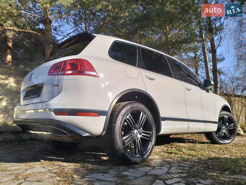 Позашляховик / Кросовер Volkswagen Touareg 2016 в Рівному