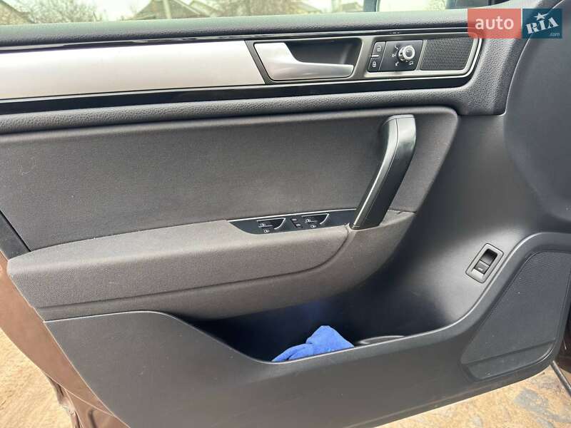 Внедорожник / Кроссовер Volkswagen Touareg 2012 в Ахтырке