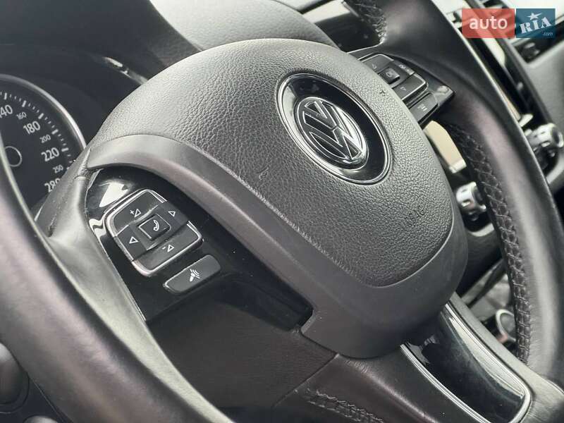 Внедорожник / Кроссовер Volkswagen Touareg 2012 в Ахтырке