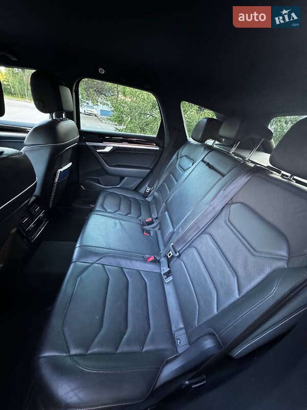 Позашляховик / Кросовер Volkswagen Touareg 2018 в Києві