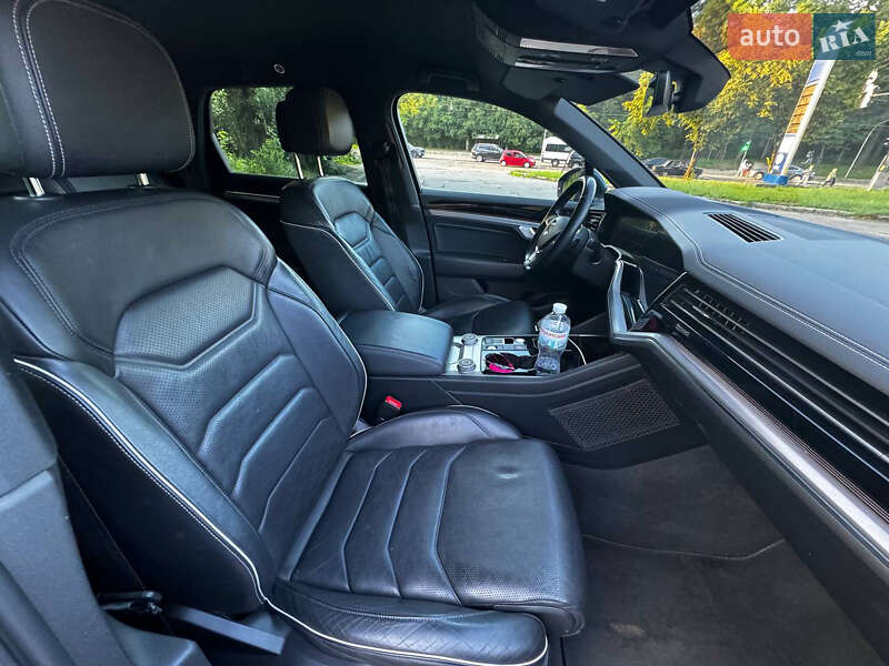 Позашляховик / Кросовер Volkswagen Touareg 2018 в Києві