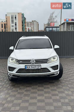 Позашляховик / Кросовер Volkswagen Touareg 2015 в Києві