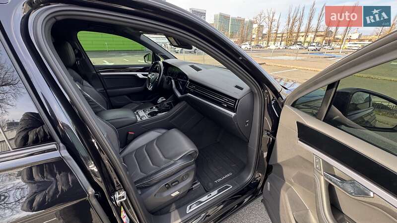 Внедорожник / Кроссовер Volkswagen Touareg 2019 в Киеве
