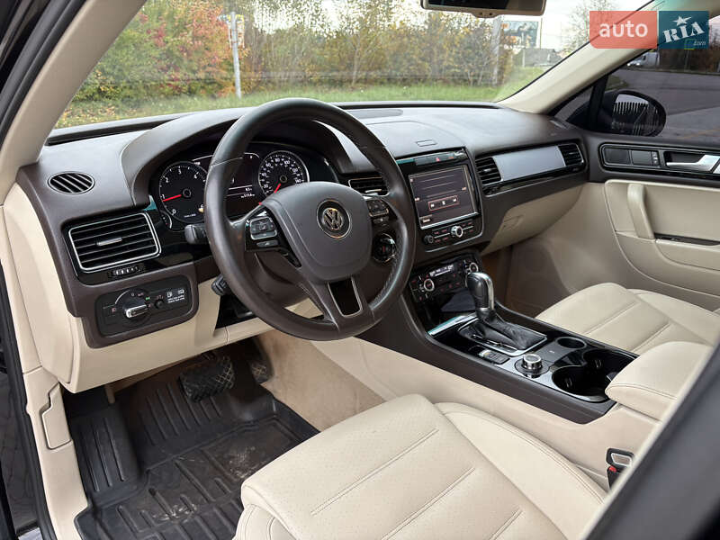 Внедорожник / Кроссовер Volkswagen Touareg 2010 в Староконстантинове