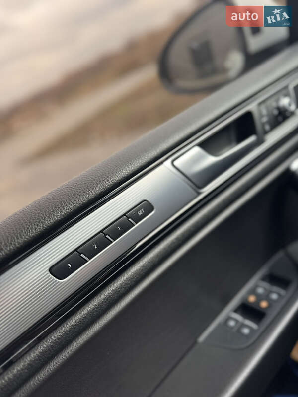 Внедорожник / Кроссовер Volkswagen Touareg 2016 в Хмельницком