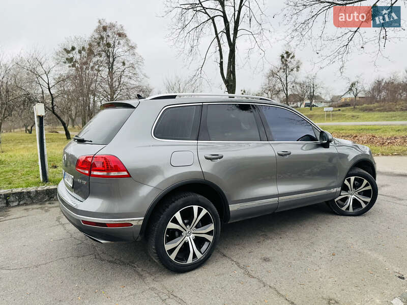 Позашляховик / Кросовер Volkswagen Touareg 2016 в Ромнах