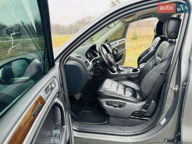 Позашляховик / Кросовер Volkswagen Touareg 2016 в Ромнах