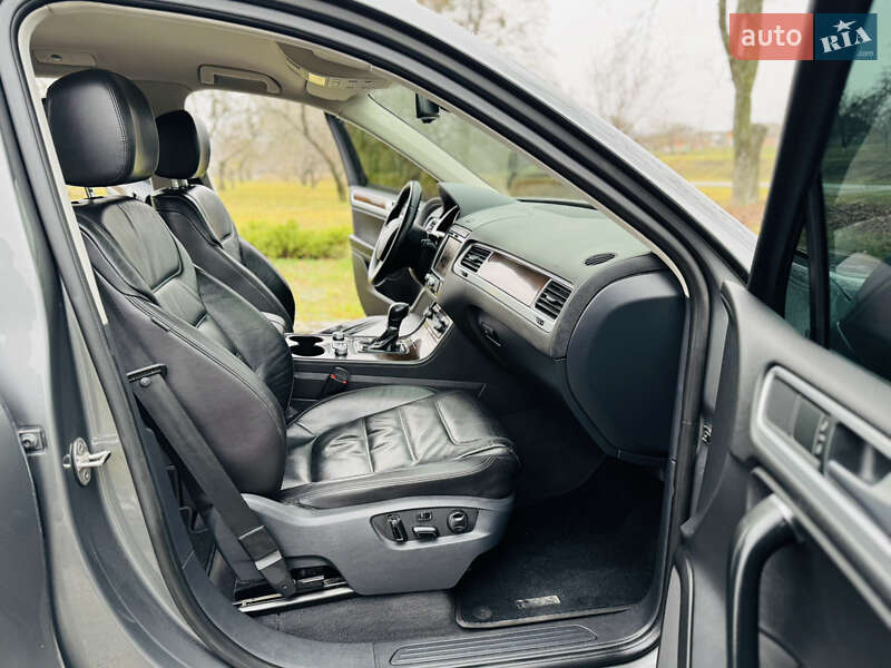 Позашляховик / Кросовер Volkswagen Touareg 2016 в Ромнах