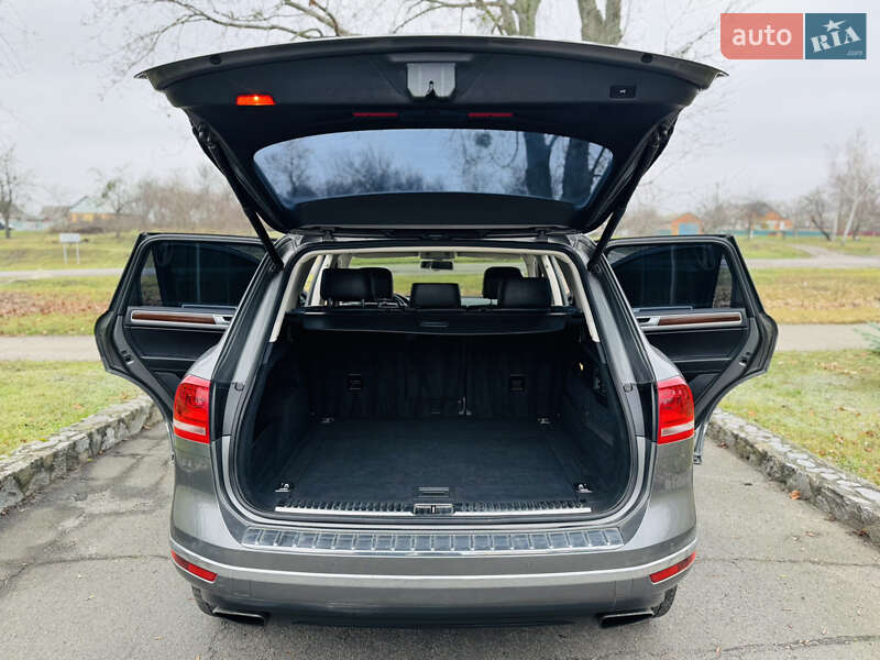 Позашляховик / Кросовер Volkswagen Touareg 2016 в Ромнах